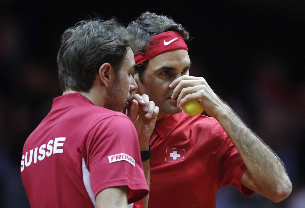 Roger Federer (vpravo) a Stanislas Wawrinka zvládli sobotní čtyřhru ve finále Davis Cupu a švýčarští tenisté tak vedou nad Francií 2:1.