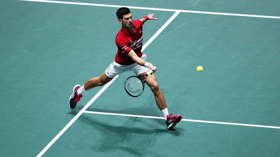 Novak Djokovič vstoupil do finálového turnaje Davis Cupu výhrou nad Japoncem Jošihitou Nišiokou a pomohl Srbsku k první výhře