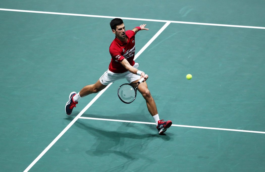 Novak Djokovič vstoupil do finálového turnaje Davis Cupu výhrou nad Japoncem Jošihitou Nišiokou a pomohl Srbsku k první výhře