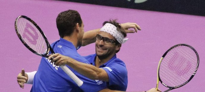 Michael Llodra (vlevo) a Arnaud Clement se radují z postupu Francie do finále Davisova poháru