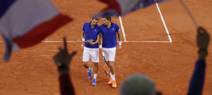Tenisté Francie si jako první tým zajistili postup do semifinále Davisova poháru. Rozhodující třetí bod pro devítinásobné šampiony vybojovali v duelu s Velkou Británií ve čtyřhře Julien Benneteau a Nicolas Mahut