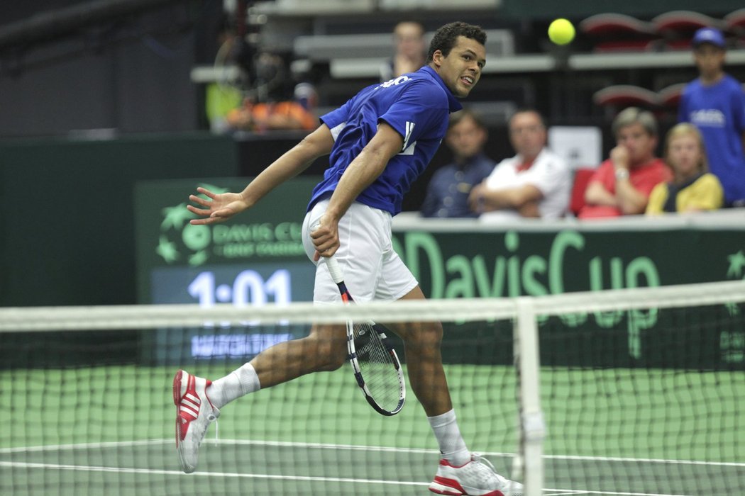 Jo-Wilfried Tsonga odvrací jeden z úderů