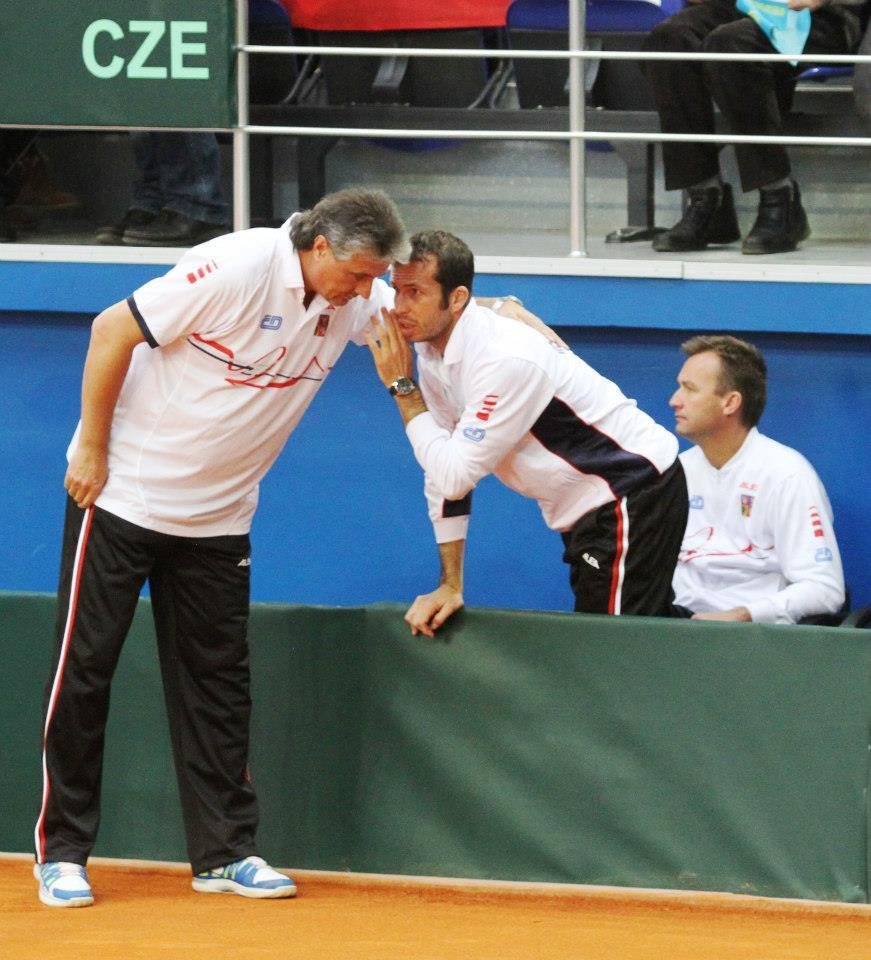 Do týmové taktiky promlouval nehrajícímu kapitánovi Jaroslavu Navrátilovi také Radek Štěpánek, který úvodní den Davis Cupu v Kazachstánu odpočíval