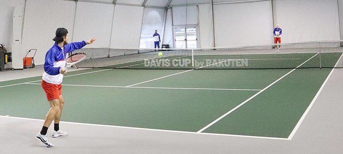 Čeští tenisté v Innsbrucku trénují i ve studené nafukovačce uprostřed rychlobruslařského oválu