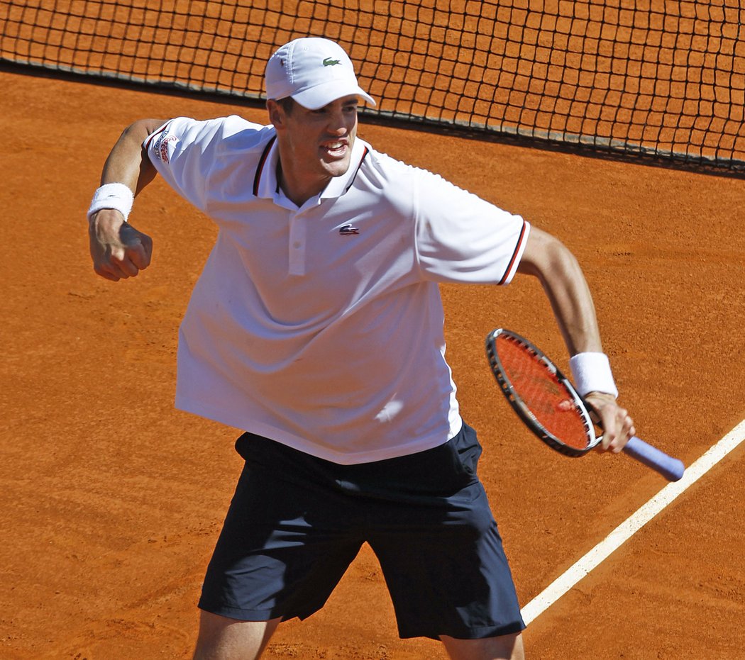 John Isner se raduje po vítězství nad Jo-Wilfriedem Tsongou, čímž rozhodl o postupu USA do semifinále Davis Cupu