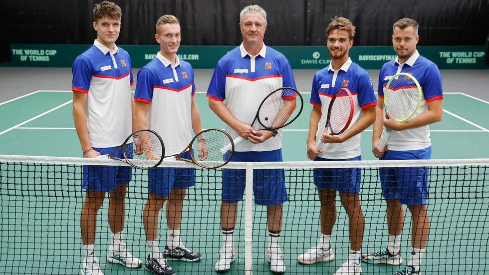 Český daviscupový tým: Jakub Menšík, Jiří Lehečka, kapitán Jaroslav Navrátil, Tomáš Macháč a Adam Pavlásek