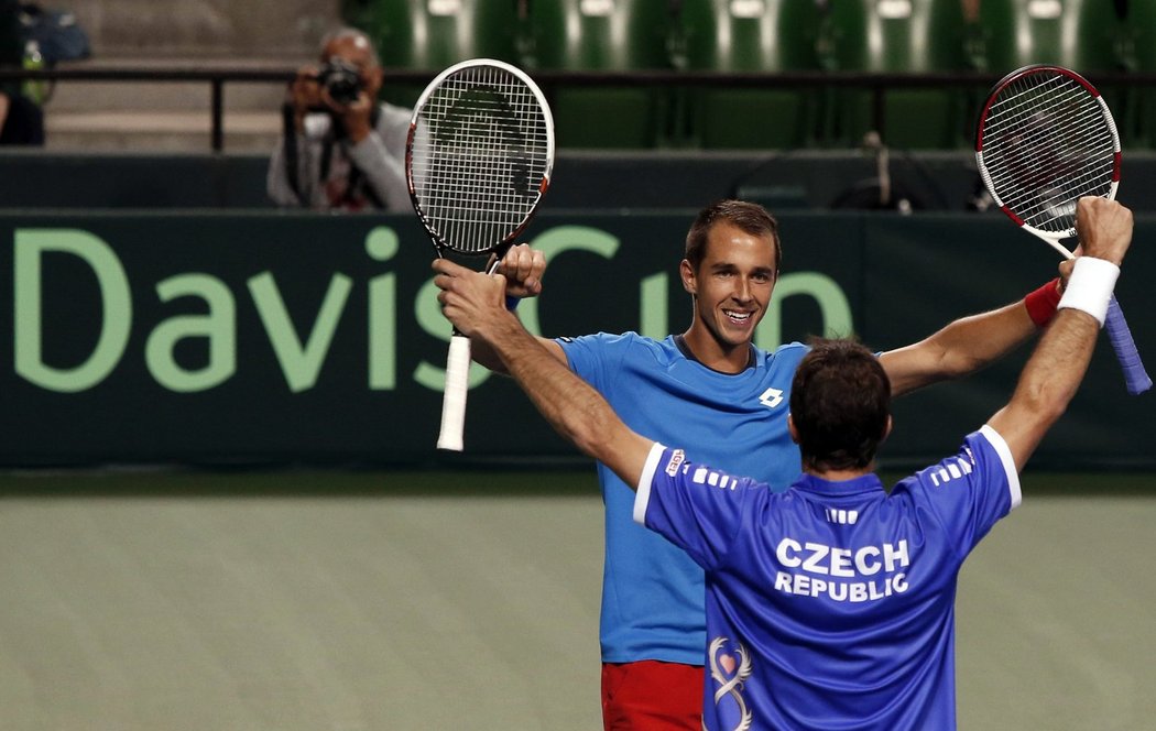 Lukáš Rosol s Radkem Štěpánkem slaví postup do semifinále Davis Cupu