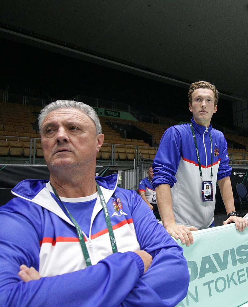 Jaroslav Navrátil sleduje trénink českých tenistů v hale v Innsbrucku