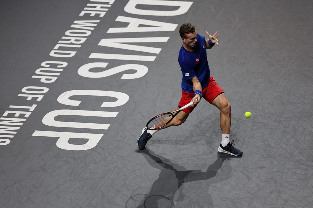 Jiří Lehečka v zápase Davis Cupu proti Alexi de Minaurovi