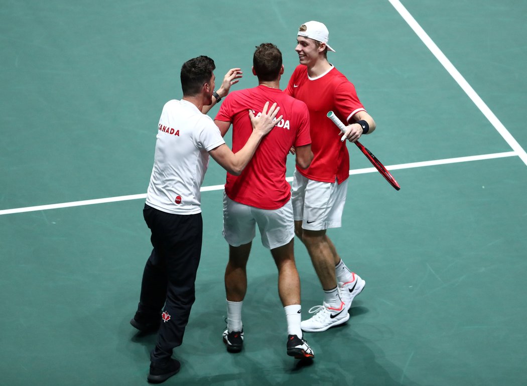 Kanadští tenisté Vasek Pospisil a Denis Shapovalov slaví postup do finále