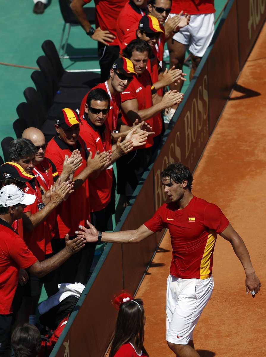 Rafael Nadal se raduje po vítězném zápase prvního duelu semifinále Davis Cupu