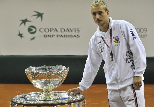 Náhradník Dušan Lojda se dotkl poháru a urazil štěstí. Čeští tenisté pak proti Španělsku ve finále utržili debakl 0:5 Náhradník Dušan Lojda se dotkl poháru a urazil štěstí. Čeští tenisté pak proti Španělsku ve finále utržili debakl 0:5