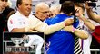 Radek Štěpánek se po triumfu v Davis Cupu objímá s rodiči