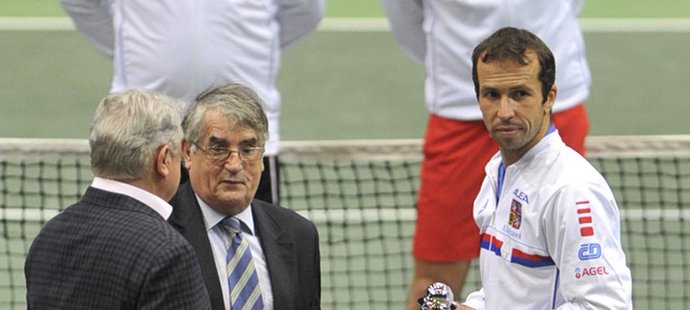 Radek Štěpánek dostal před sobotní čtyřhrou od prezidenta Tennis Europe Jacquese Duprého Cenu za oddanst Davis Cupu