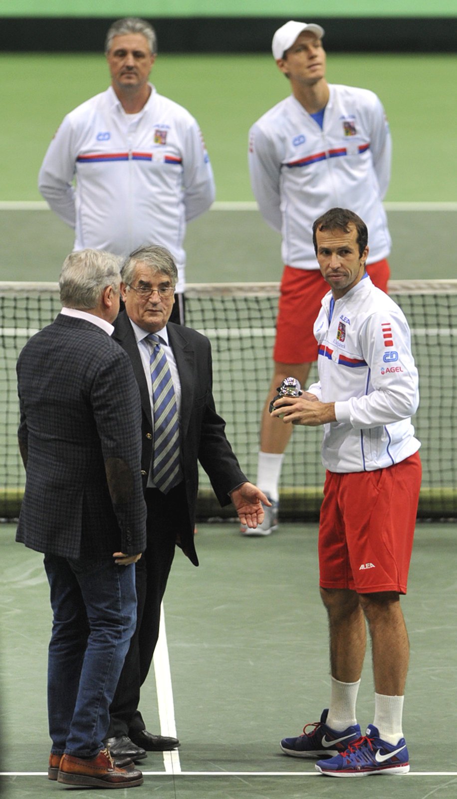 Radek Štěpánek dostal před sobotní čtyřhrou od prezidenta Tennis Europe Jacquese Duprého Cenu za oddanst Davis Cupu