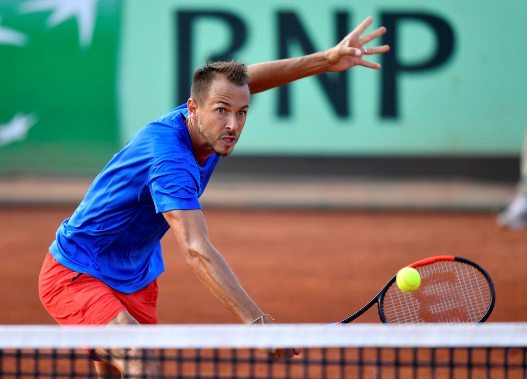 Český tenista Lukáš Rosol v důležitém duelu s Maďarem Zsomborem Pirosem