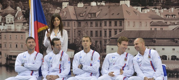 Čeští tenisté během losování finále Davis Cupu, kde se střetnou se Srbskem