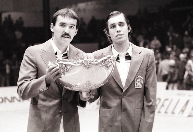 Tomáš Šmíd (vlevo) a Ivan Lendl s legendární "salátovou mísou" Tomáš Šmíd (vlevo) a Ivan Lendl s legendární "salátovou mísou"