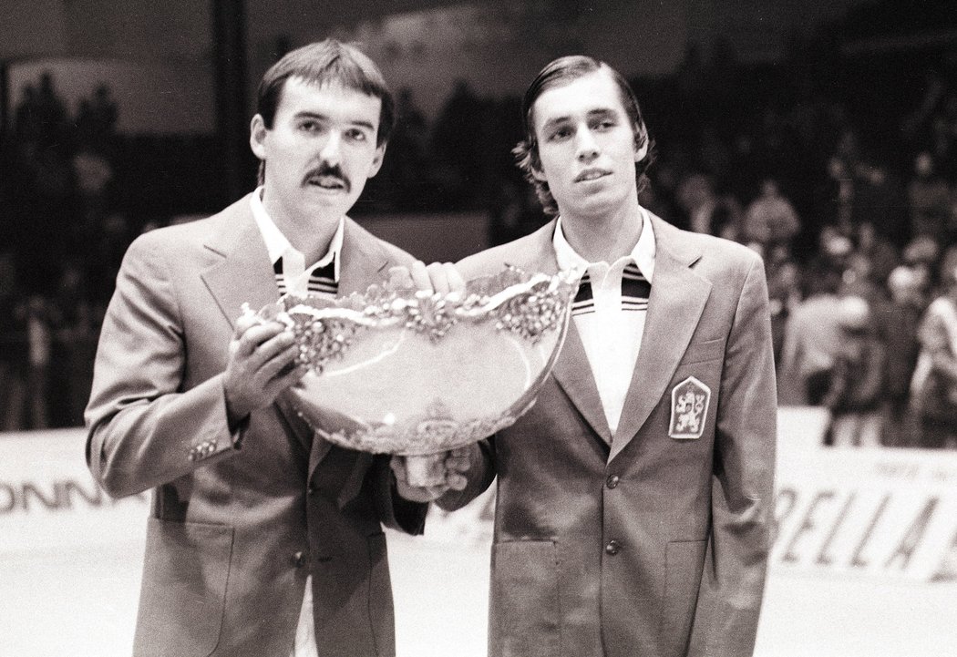 Tomáš Šmíd (vlevo) a Ivan Lendl s legendární &#34;salátovou mísou&#34;