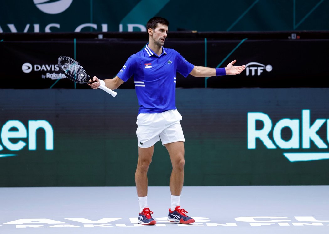 Novak Djokovič reaguje během utkání Davis Cupu