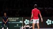 Novak Djokovič reaguje na jednoho z fanoušků během svého zápasu proti Cameronu Norriemu