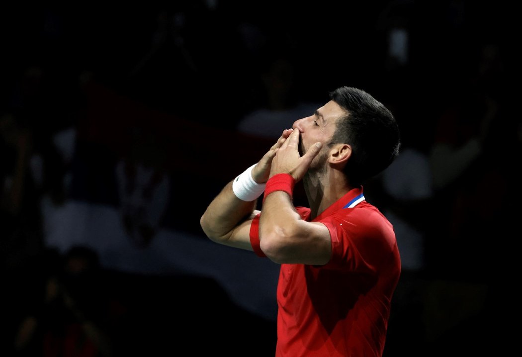 Novak Djokovič se raduje po triumfu na Velkou Británií