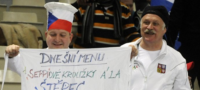 Čeští fanoušci se na italského soupeře vyzbrojili i vtipnými transparenty.