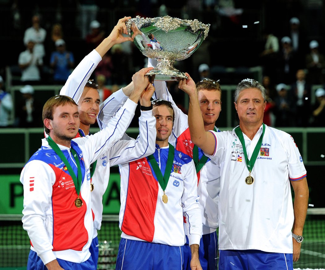 Dojatí vítězové Ivo Minář, Lukáš Rosol, Radek Štěpánek, Tomáš Berdych a kapitán Jaroslav Navrátil