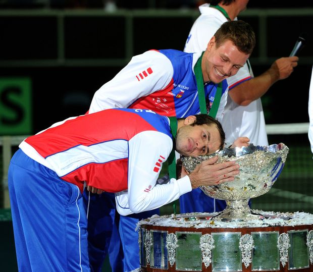 Radek zkoušel poslouchat ze salátové mísy jako z mušle Radek zkoušel poslouchat ze salátové mísy jako z mušle
