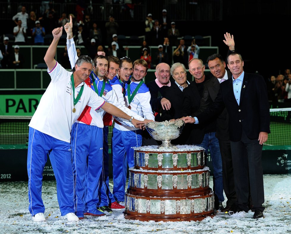 Unikátní momentka dvou zlatých generací. Zleva kapitán Jaroslav Navrátil, Radek Štěpánek, Tomáš Berdych, Lukáš Rosol a Ivo Minář pózují společně s vítězným týmem z roku 1980 - tehdejší trenér Pavel Korda, Jan Kodeš, Pavel Složil, Tomáš Šmíd a Ivan Lendl