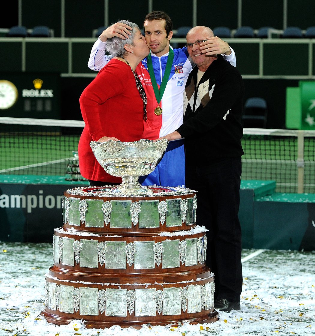 Hrdina rozhodujícího duelu Radek Štěpánek pózuje u trofeje se svými rodiči Vlastimilem a Hanou