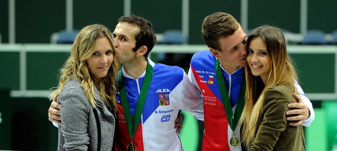 Radek Štěpánek a Tomáš Berdych děkují za podporu svým přítelkyním Nicole (vlevo) a Ester