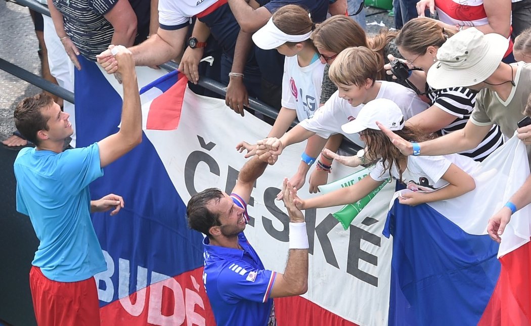 Adam Pavlásek a Radek Štěpánek děkují fanouškům po vítězné čtyřhře