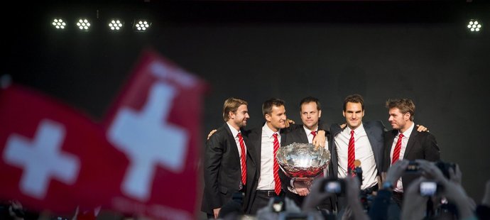 Oslavy šampionů. Federera s Wawrinkou vítalo 10 tisíc Švýcarů
