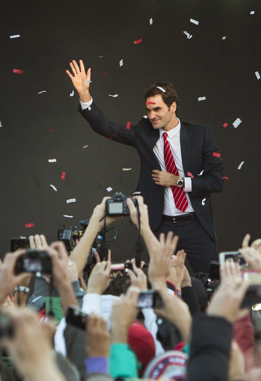 Díky! Federer slaví s fanoušky