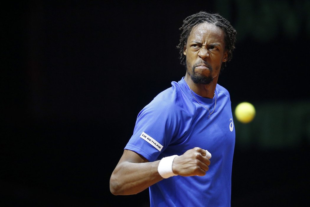 Francouzský tenista Gael Monfils se povzbuzuje během zápasu s Federerem