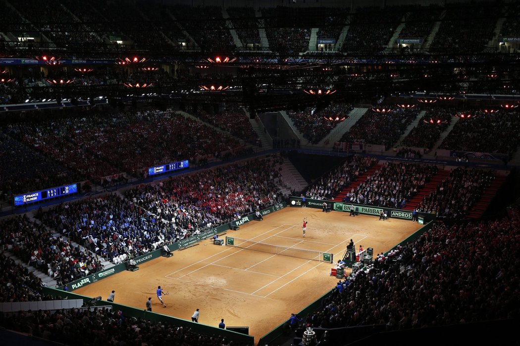 Zaplněný fotbalový stadion ve francouzském Lille, dějiště finále tenisového Davis Cupu mezi Francií a Švýcarskem
