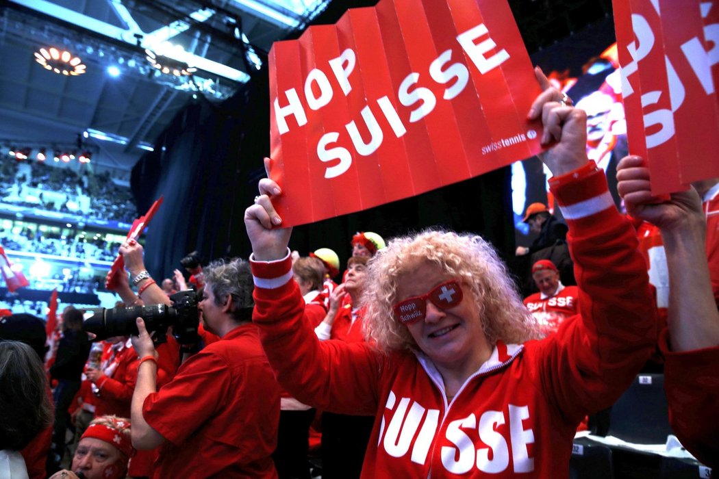 Švýcarští fanoušci během finále Davis Cupu na stadionu v Lille