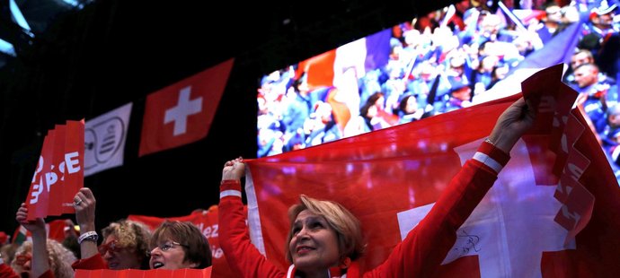 Švýcarští fanoušci během finále Davis Cupu na stadionu v Lille