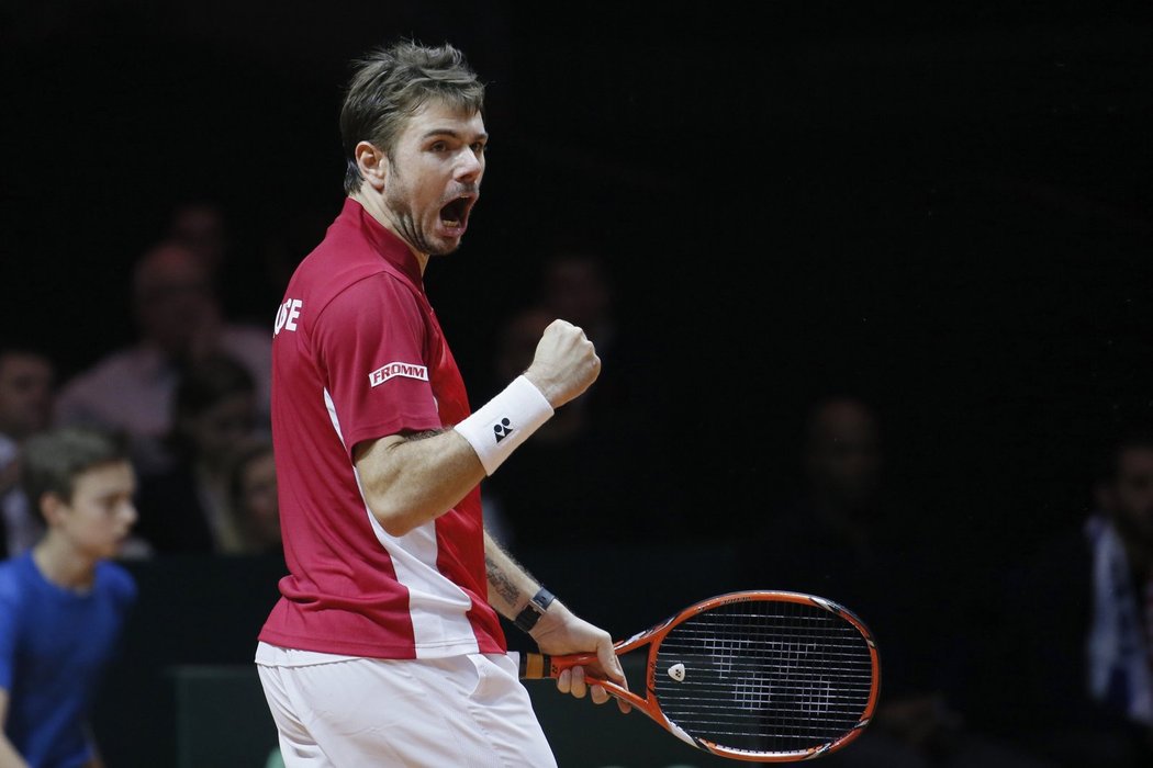 Švýcarský tenista Stanislas Wawrinka se raduje, ve finále Davis Cupu proti Francouzi Tsongovi vybojoval první bod