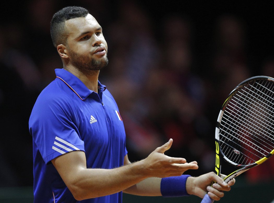 Francouzská jednička Jo-Wilfried Tsonga v utkání finále Davis Cupu proti Stanu Wawrinkovi