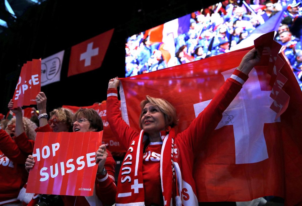 Švýcarští fanoušci během finále Davis Cupu na stadionu v Lille