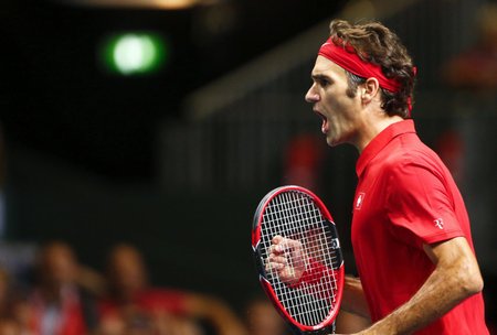 Roger Federer během semifinále Davis Cupu, kde ve švýcarských barvách porazil Itala Bolelliho