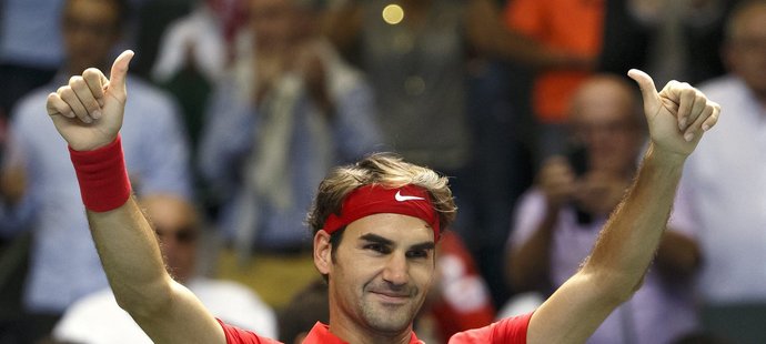 Roger Federer se raduje po výhře Nizozemcem De Bakkerem, která znamenala pro Švýcary záchranu mezi daviscupovou elitou