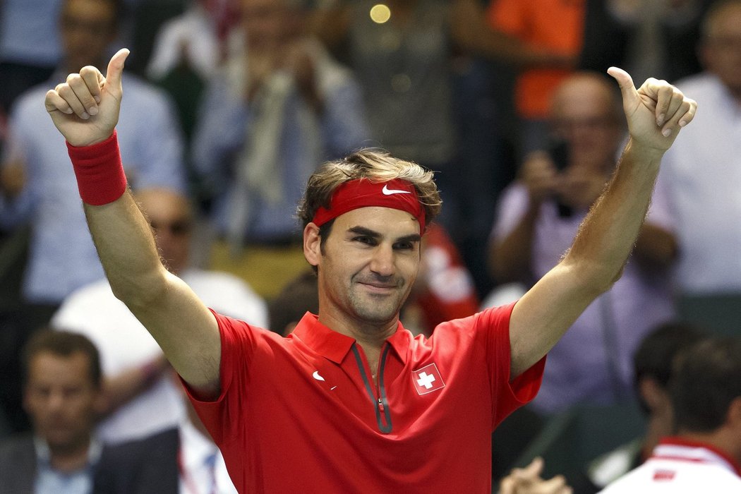 Roger Federer se raduje po výhře Nizozemcem De Bakkerem, která znamenala pro Švýcary záchranu mezi daviscupovou elitou