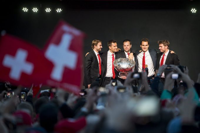 Oslavy šampionů. Federera s Wawrinkou vítalo 10 tisíc Švýcarů Oslavy šampionů. Federera s Wawrinkou vítalo 10 tisíc Švýcarů