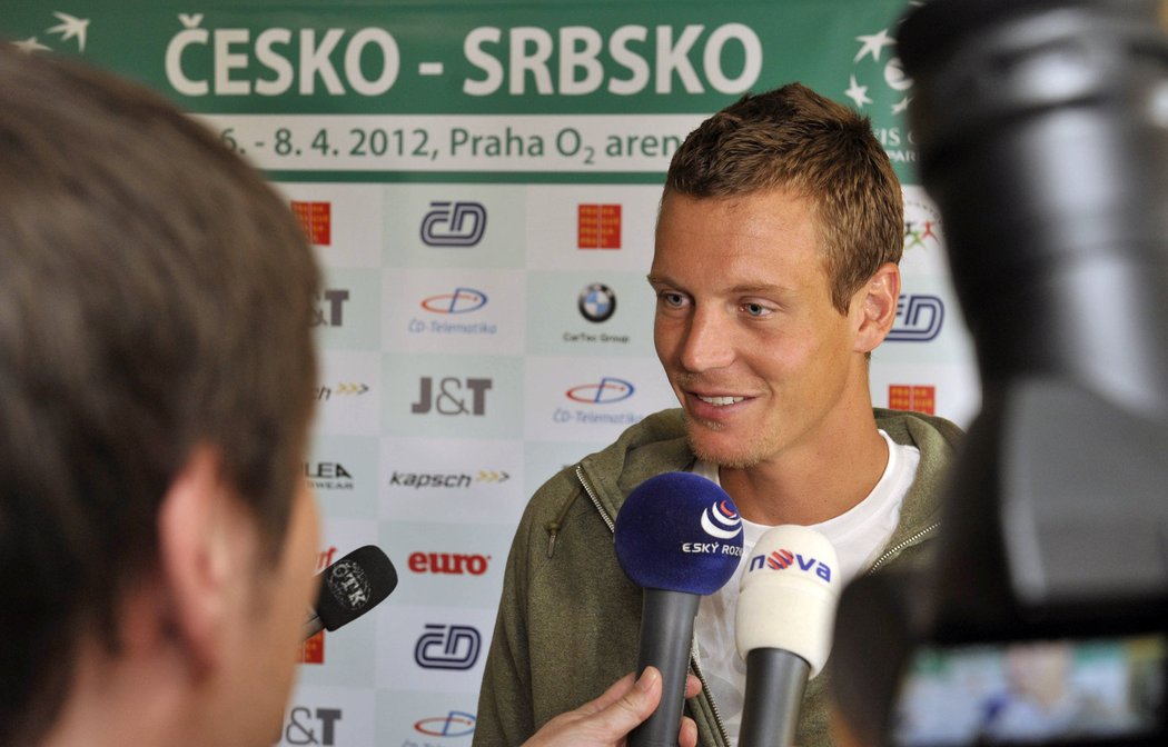 Tomáš Berdych v obležení novinářů