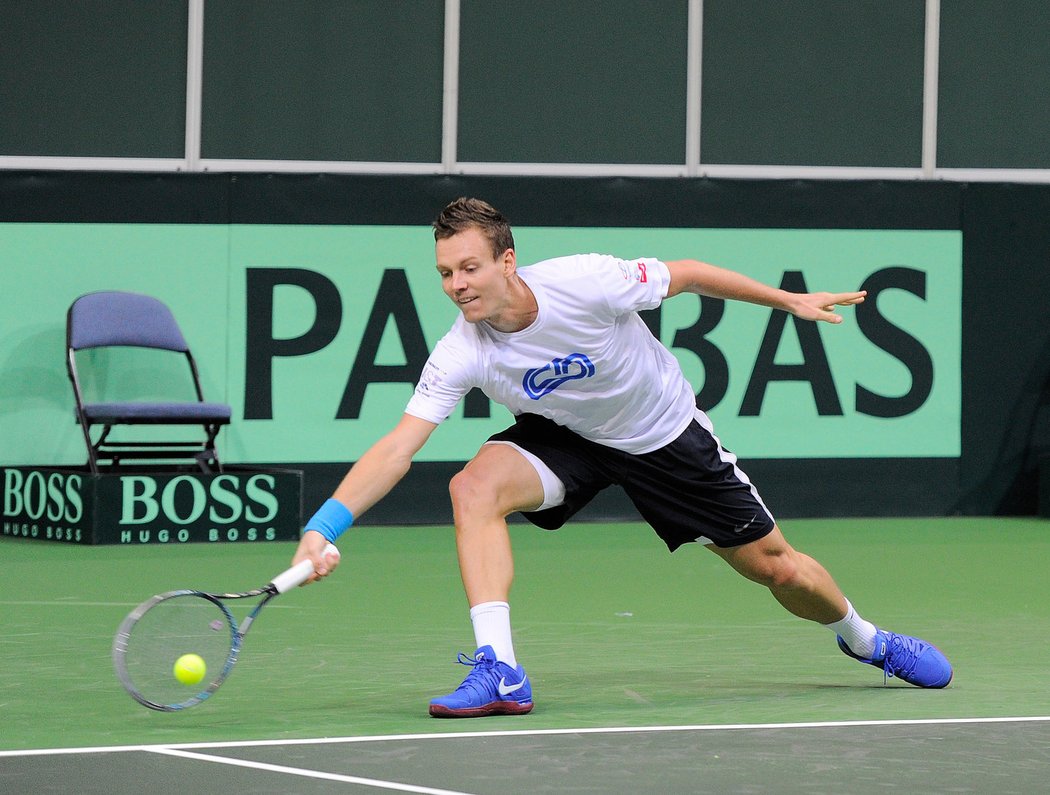 Tomáš Berdych v pondělí poprvé trénoval v pražské O2 Areně, kde o víkendu proběhne finále Davis Cupu