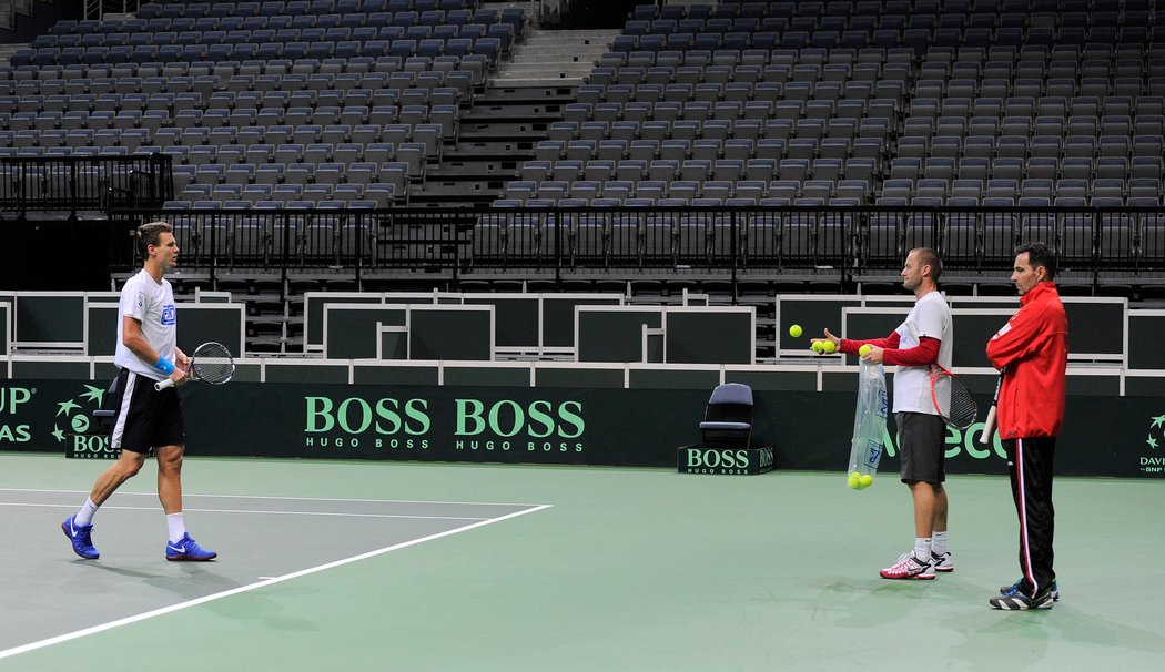 Tomáš Berdych s trenéry během přípravy na finále Davis Cupu se Španělskem