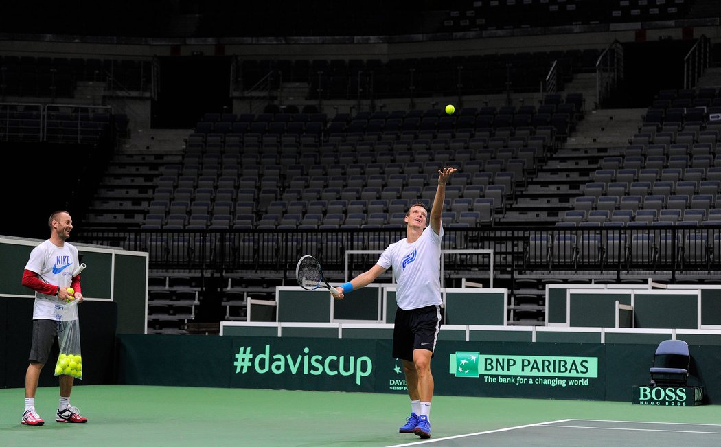 Během tréninku před finále Davis Cupu zbyl Tomáši Berdychovi čas i na nácvik servisu